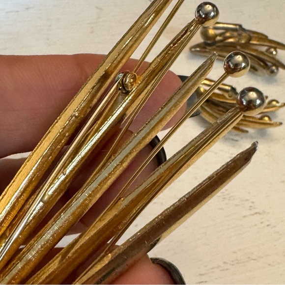 Vintage Brushed Gold Tone Fanned Leaf Brooch & Clip On Earrings Costume Set - Picture 9 of 14